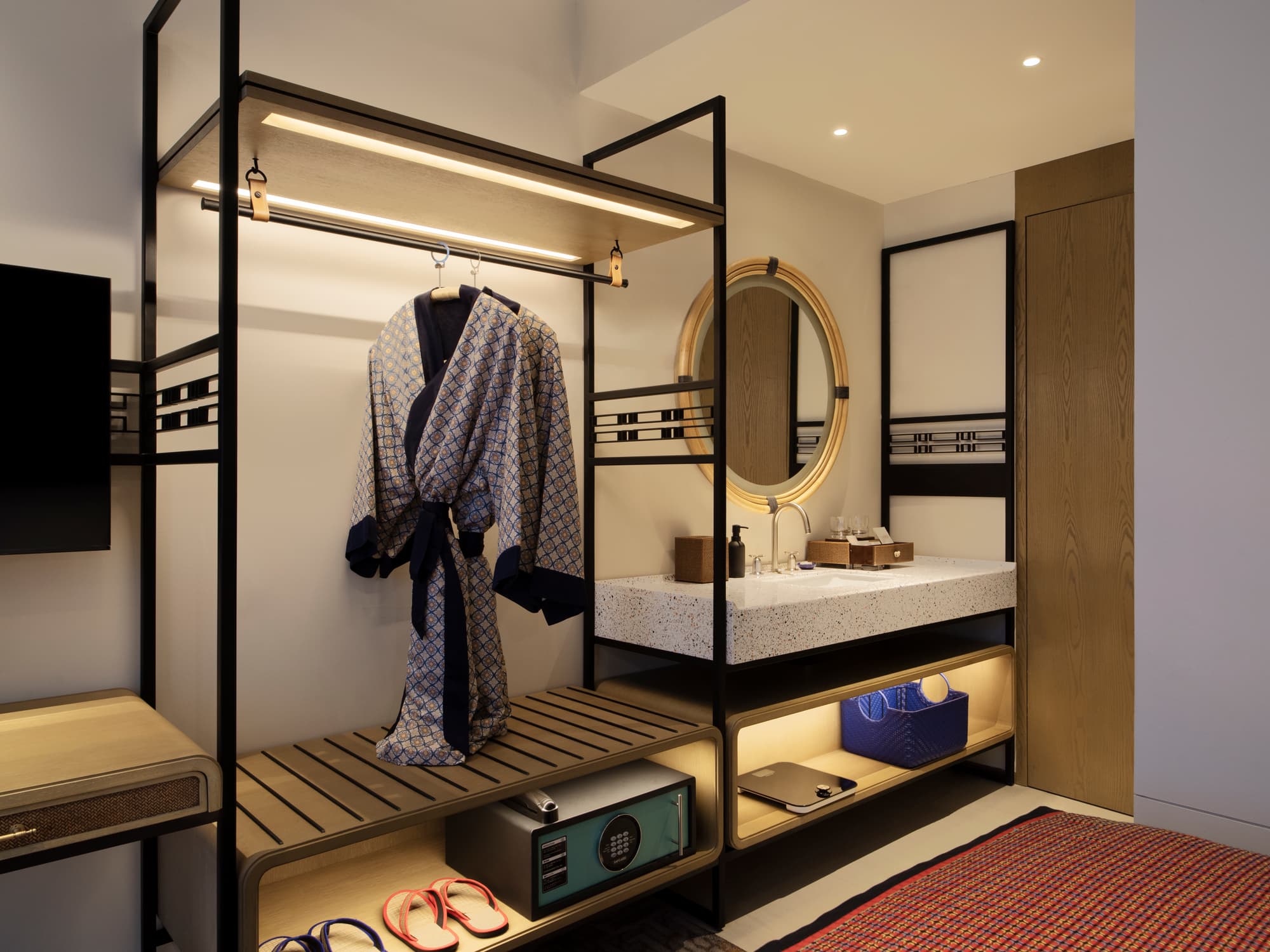 Deluxe Room thumbnail 3